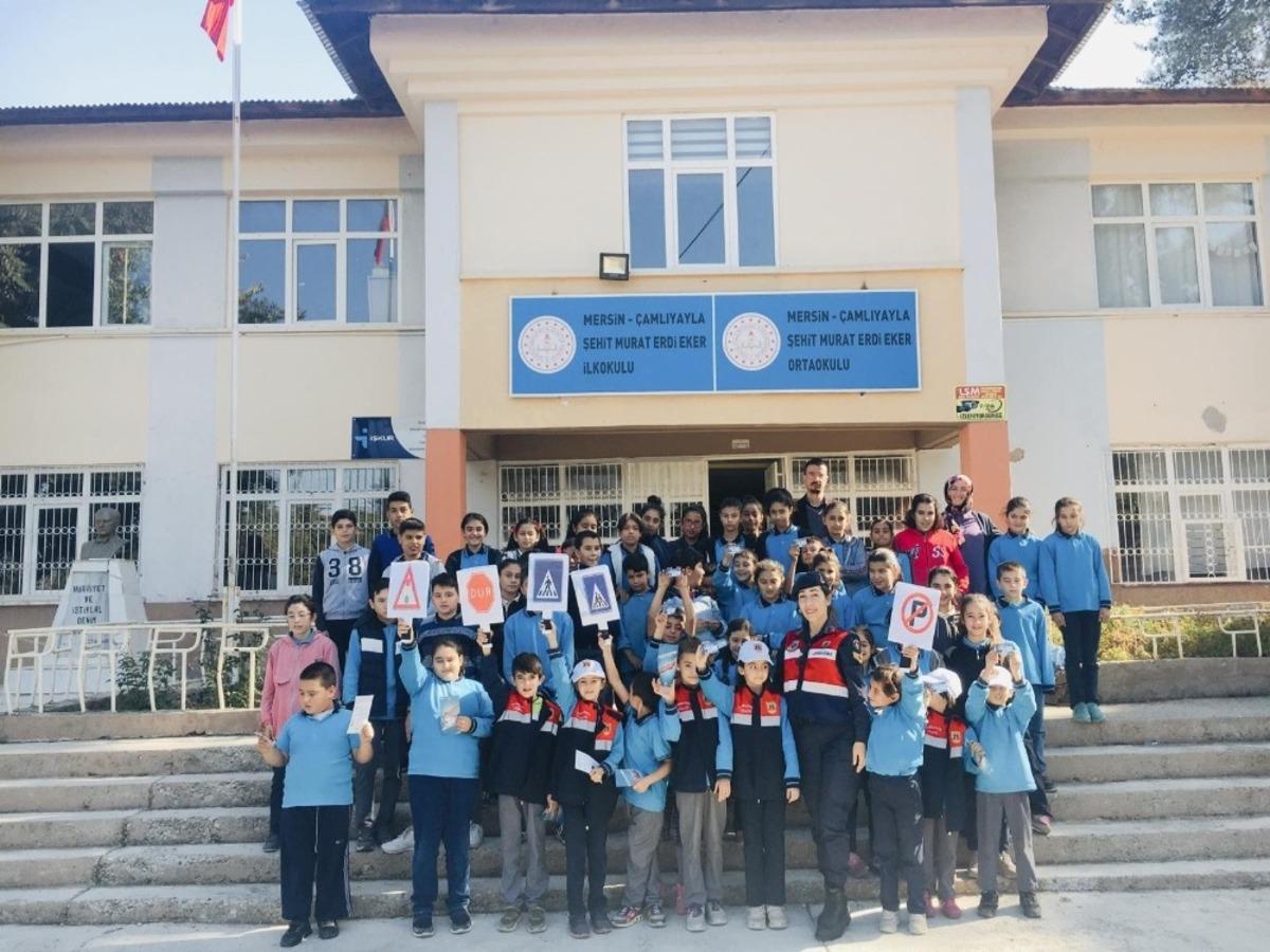 Kadın subaydan &ouml;ğrencilere trafik eğitimi