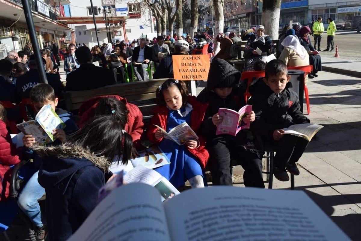 Pazarlar&rsquo;da kitap okuma seferberliği