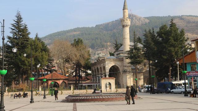 Hatuniye Camisi zamana meydan okuyor