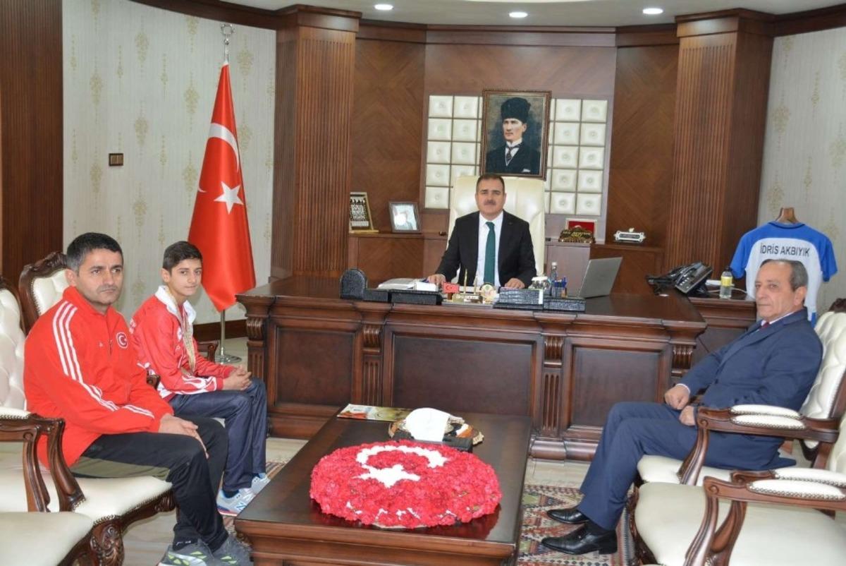 Vali Akbıyık, Balkan şampiyonunu altınla &ouml;d&uuml;llendirdi