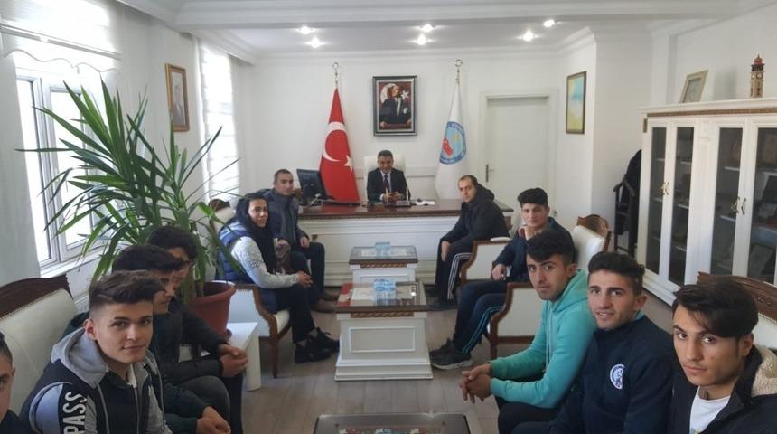 Başarılı sporculardan Kaymakam Özkan’a ziyaret