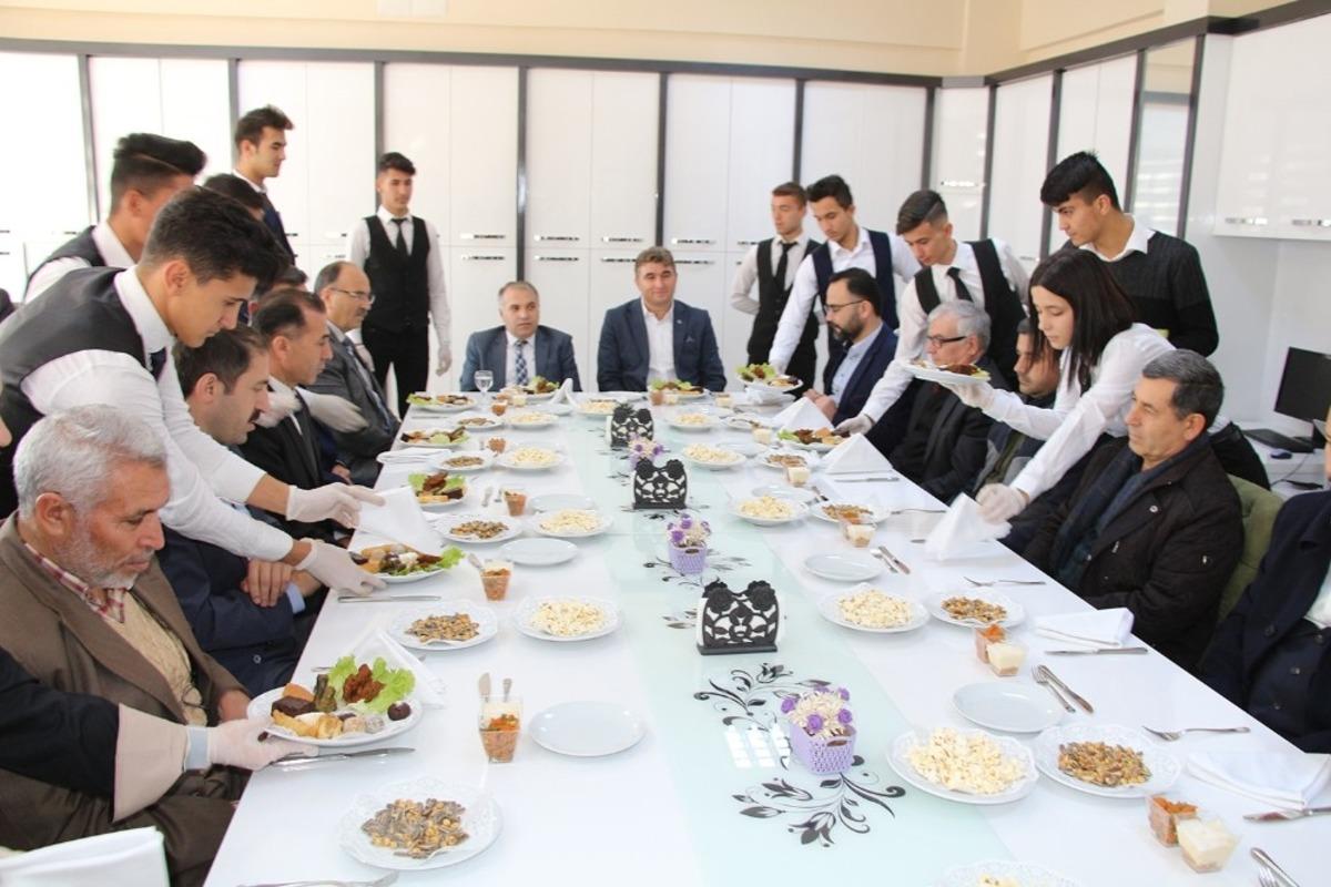 Kula&rsquo;da turizm &ouml;ğrencileri h&uuml;nerlerini sergiledi