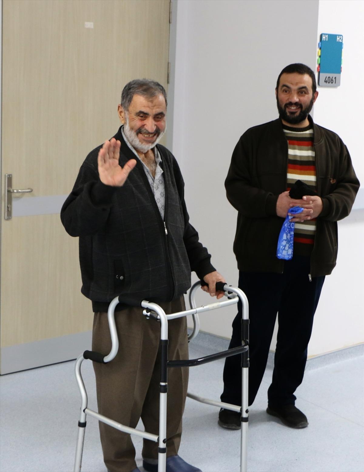 "Karın şişliği" şikayetiyle gittiği hastanede v&uuml;cudundan 16 kilogram kitle &ccedil;ıktı