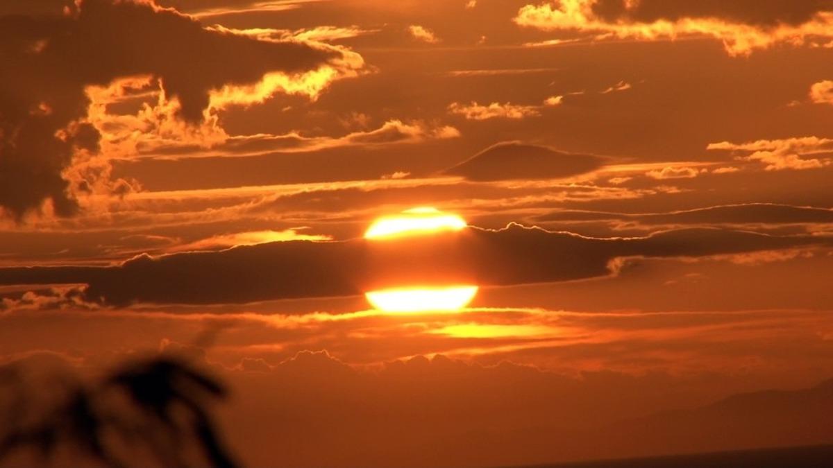 İstanbul&rsquo;da yağlı tabloyu andıran g&uuml;n batımı