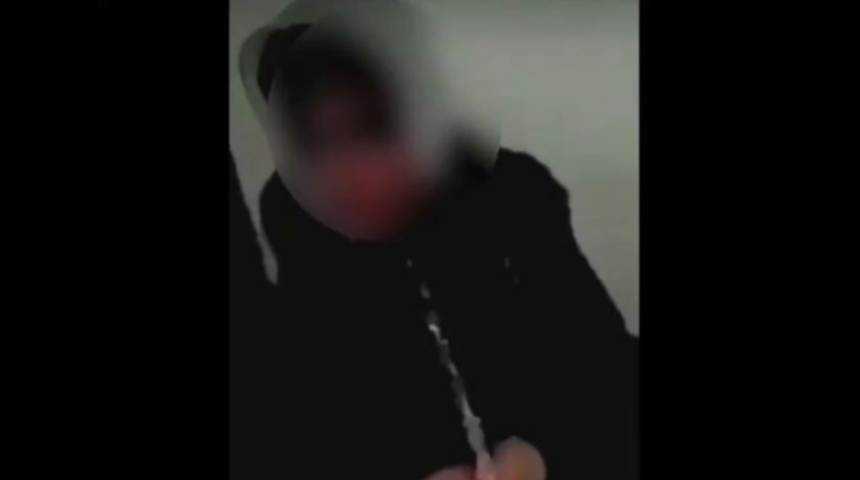 Dövdükleri İsveçli gencin üzerine idrarlarını yaptılar