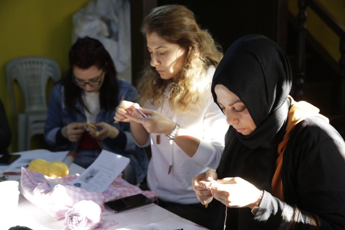 Bebeği i&ccedil;in organik oyuncak yapıyor