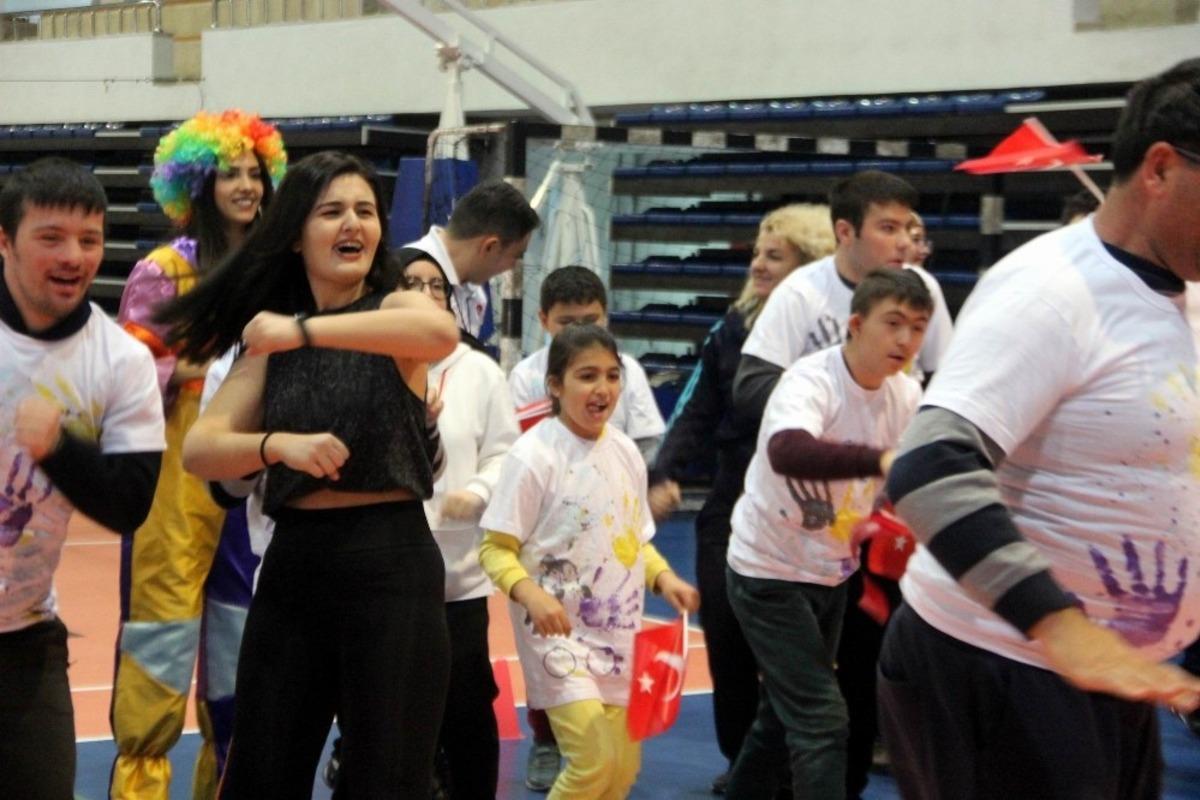 Engelli &ccedil;ocuklar, ER&Uuml; &ouml;ğrencileriyle g&ouml;n&uuml;llerince eğlendi