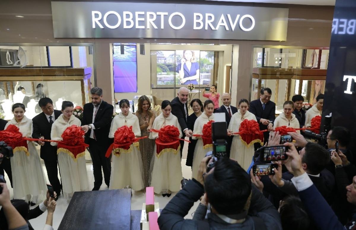 &Ccedil;in&rsquo;deki tek T&uuml;rk m&uuml;cevher mağazası; Roberto Bravo