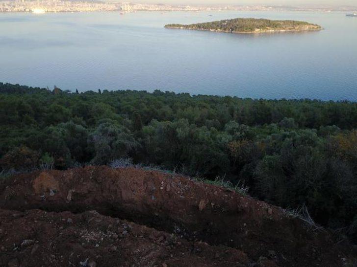 Büyükada'da açılan çukurlar merak konusu oldu G2