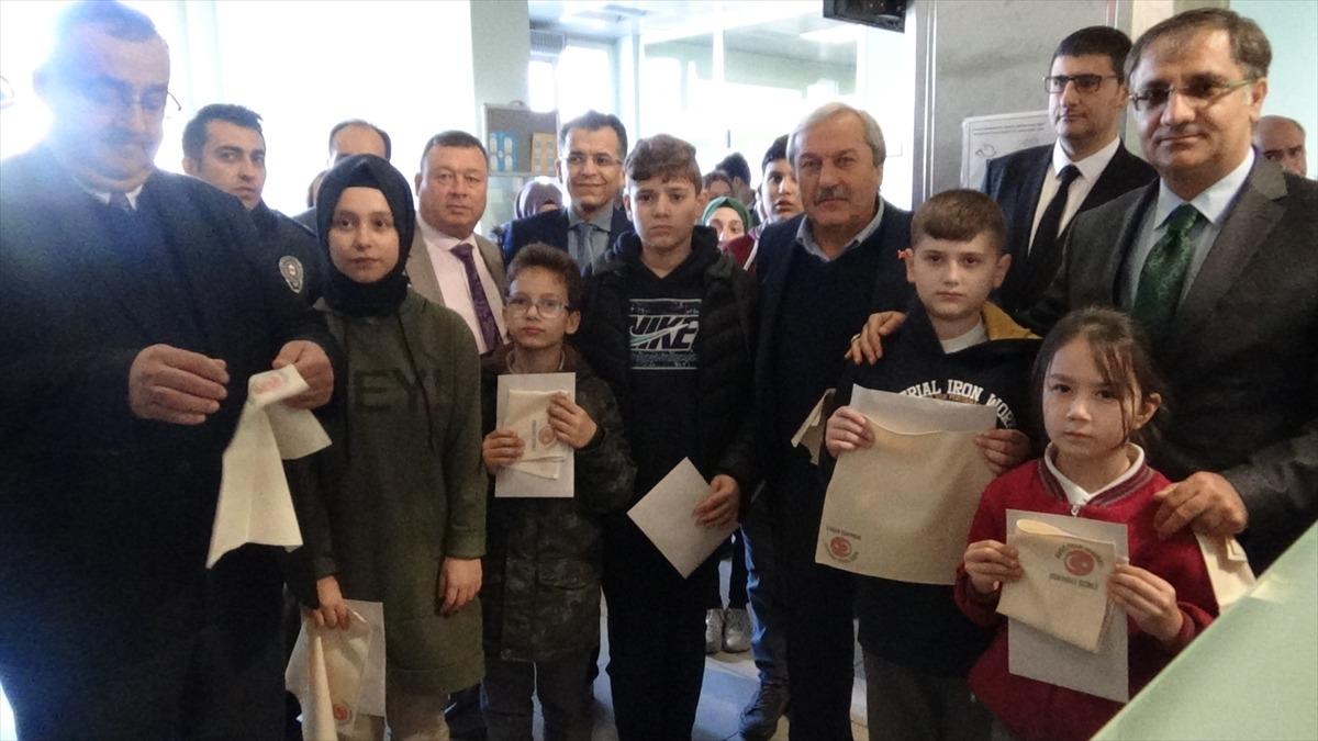 &Ouml;ğrencilerin Mehmet&ccedil;iğe yazdığı mektuplar, mendillerin i&ccedil;inde yola &ccedil;ıktı