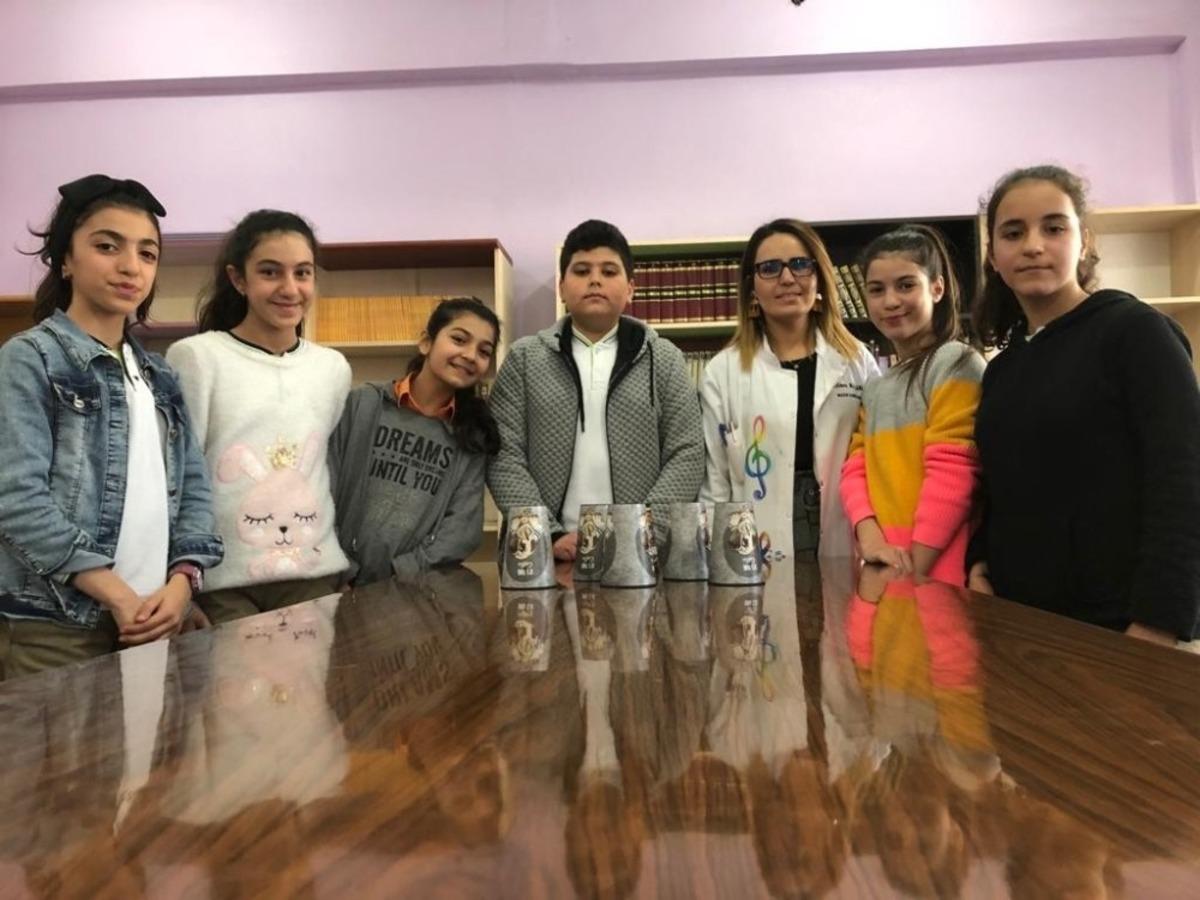 Siirtli &ouml;ğrenciler bardakla ritim tutup t&uuml;rk&uuml; s&ouml;yledi