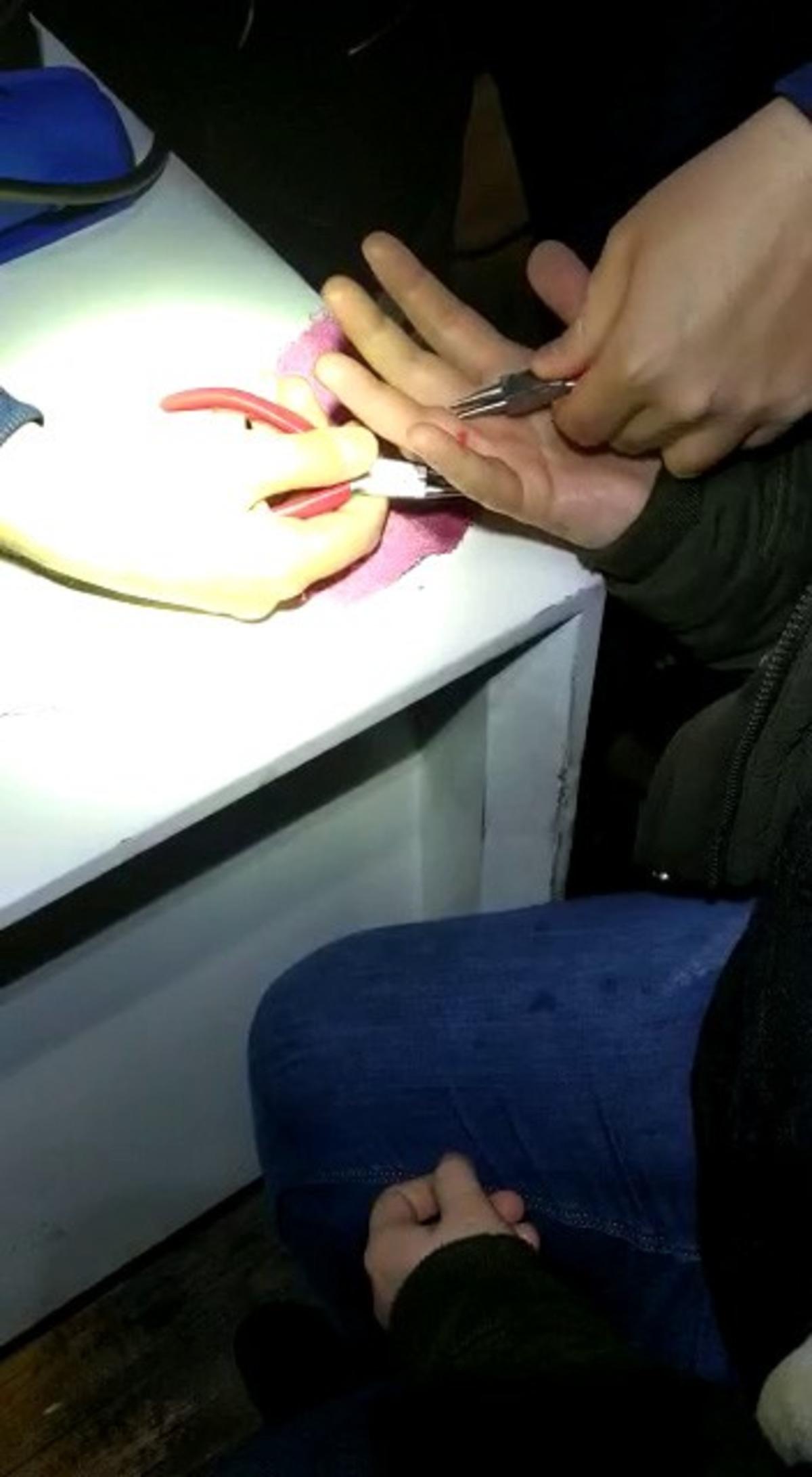 Parmağına y&uuml;z&uuml;k sıkışan kadın soluğu itfaiyede aldı