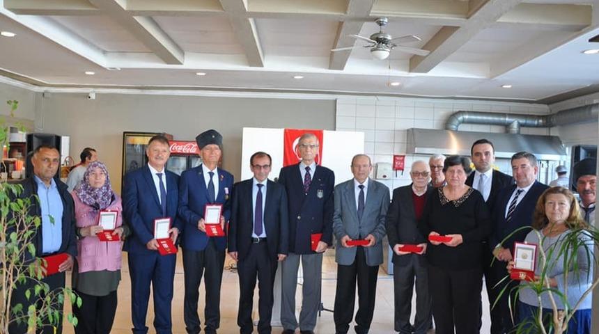 &Ccedil;eşmeli Kıbrıs gazilerine madalyaları verildi