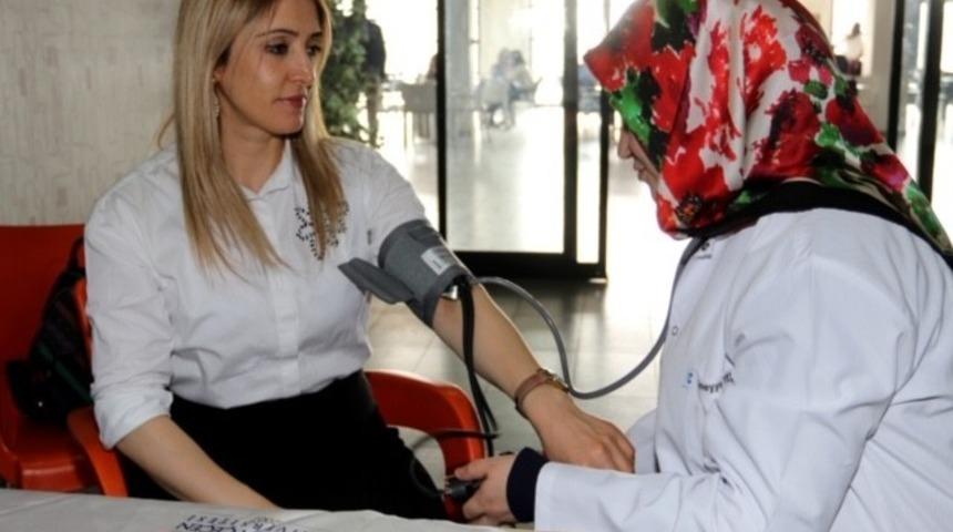 Aİ&Ccedil;&Uuml; Eczacılık Kul&uuml;b&uuml; &ouml;ğrencileri şeker ve tansiyon &ouml;l&ccedil;&uuml;m&uuml; yaptı