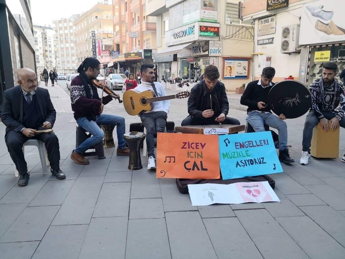 Engelleri m&uuml;zikle aşıyorlar