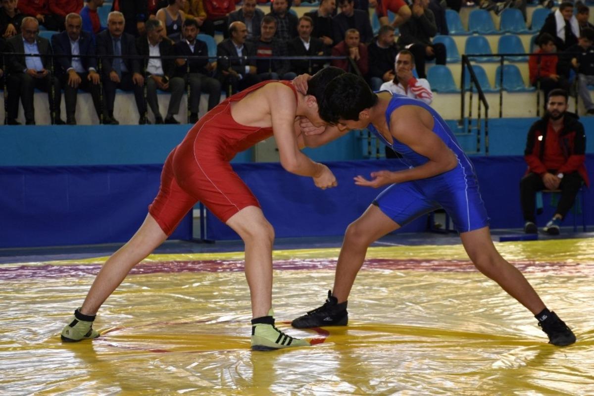 B&uuml;y&uuml;kşehir g&uuml;reş takımı işi sıkı tutuyor