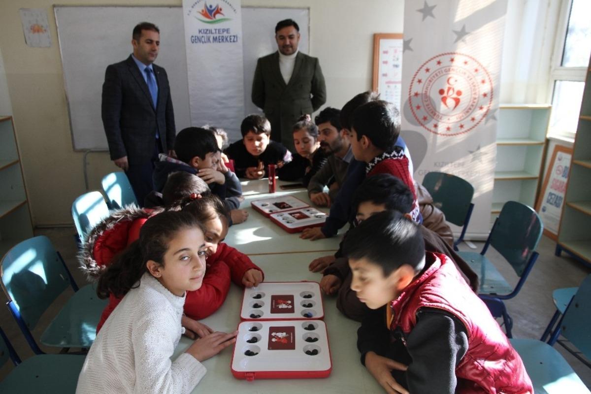 Okul okul dolaşıp &ouml;ğrencilere akıl ve zeka oyunları &ouml;ğretiyorlar