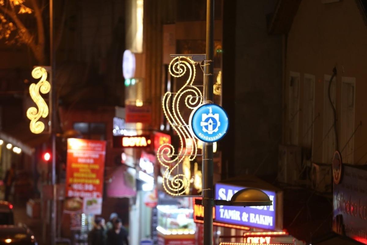 İzmit&rsquo;in işlek caddesi ışıl ışıl oldu