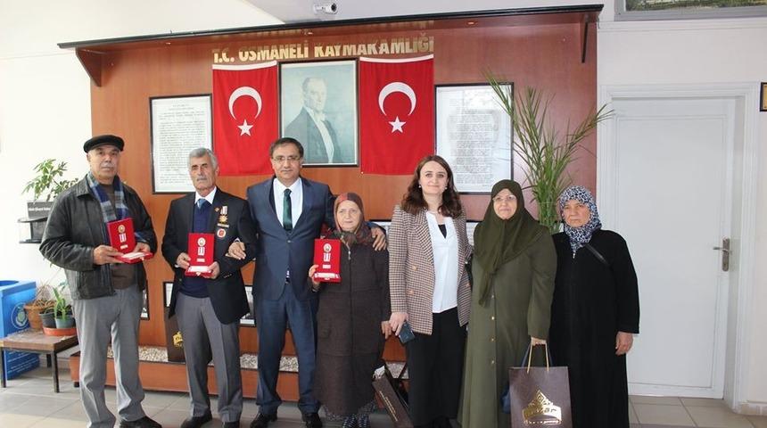 Osmaneli’nde Kıbrıs gazilerine madalya ve beratları takdim edildi