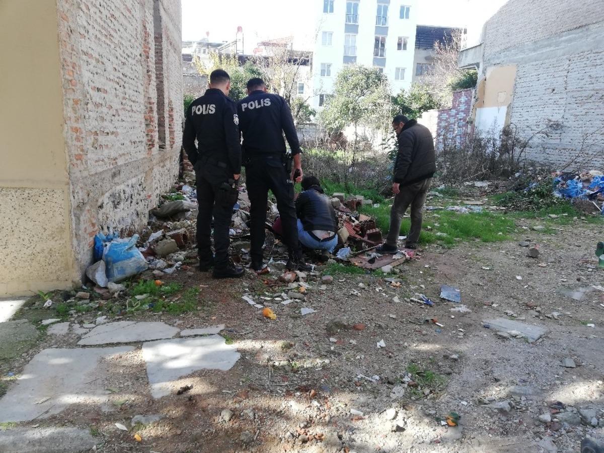 Ş&uuml;pheli valizden kıyafet &ccedil;ıktı