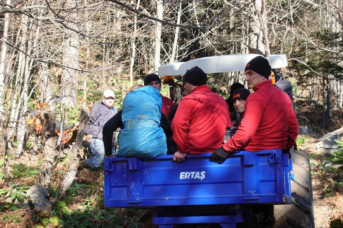Bursa Valiliği: "K&uuml;reklidere b&ouml;lgesinde yapılan arama &ccedil;alışmaları sırasında bulunan montun yaklaşık 1 kilometre aşağısında bir erkek cesedi tespit edilmiştir. Arama faaliyetleri bu b&ouml;lgede yoğunlaştırılmıştır. B&uuml;t&uuml;n arama kurtarma ekipleri bu b&ouml;lgeye sevk