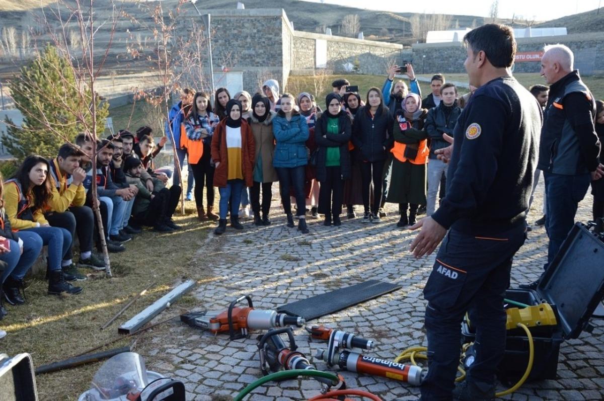 AFAD g&ouml;n&uuml;ll&uuml;lerine kurtarma ekipmanları tanıtıldı