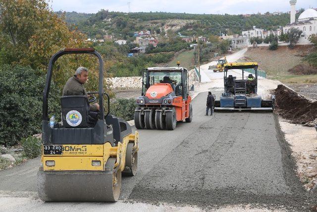 Erdemli’de beton yol çalışmaları sürüyor