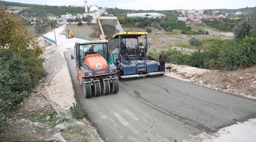 Erdemli&rsquo;de beton yol &ccedil;alışmaları s&uuml;r&uuml;yor
