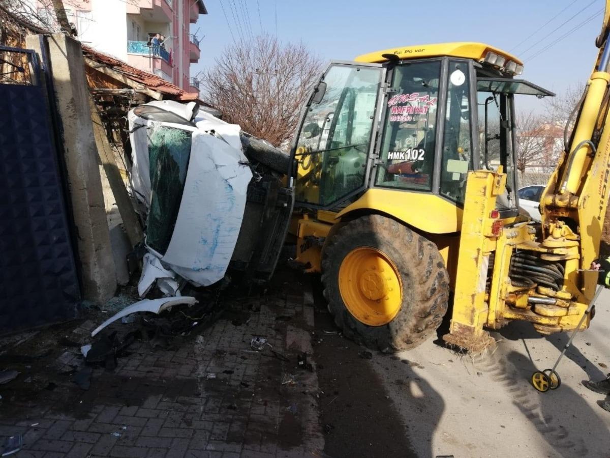 Freni boşalan kep&ccedil;e park halindeki otomobillere &ccedil;arptı: 2 yaralı