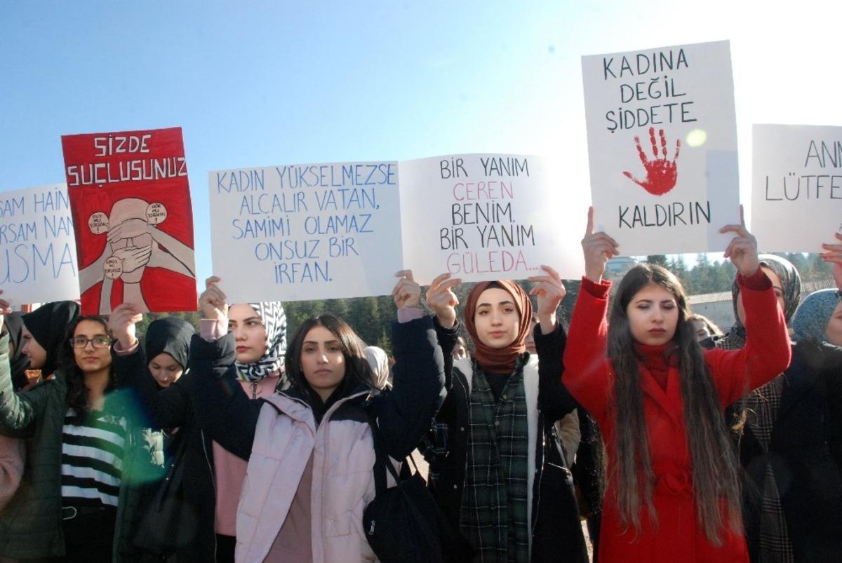 &Uuml;niversite &ouml;ğrencileri kadına şiddete karşı y&uuml;r&uuml;d&uuml;