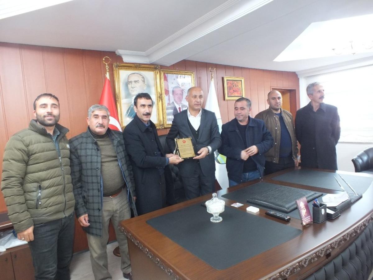 Muhtarlardan Başkan Altın&rsquo;a plaket