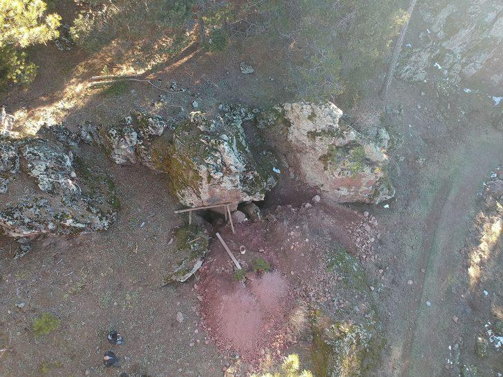 Kütahya'da definecilere suçüstü! Madenci gibi çalışıp 10 metrelik çukur açmışlar G4