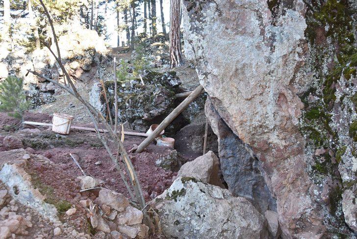 Kütahya'da definecilere suçüstü! Madenci gibi çalışıp 10 metrelik çukur açmışlar G5