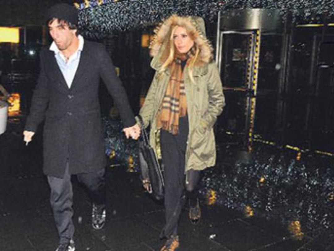 Arda Turan ile Sinem Kobal nişanlandı