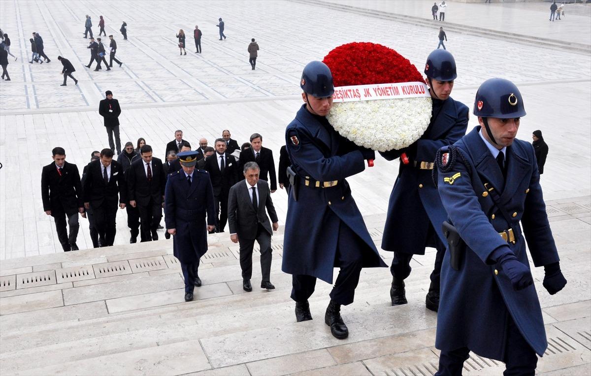 Beşiktaş'ta başkan Ahmet Nur &Ccedil;ebi ve y&ouml;neticiler Anıtkabir'i ziyaret etti