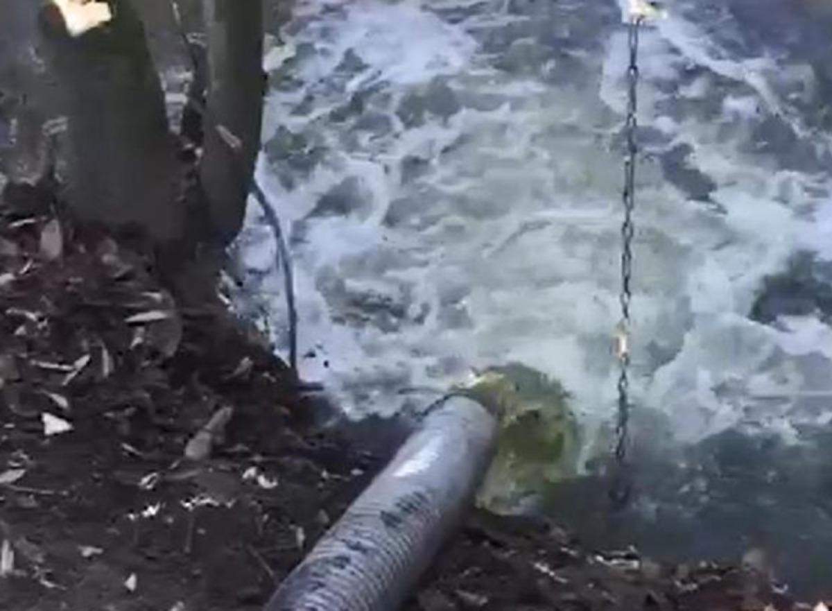 Kocaeli'de kimyasal atıkların dereye boşaltılma anının g&ouml;r&uuml;nt&uuml;leri ortaya &ccedil;ıktı