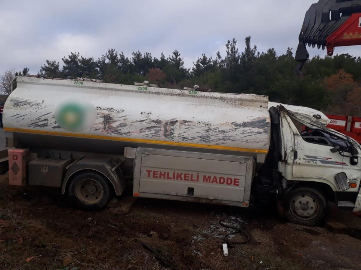 Freni patlayan yakıt tankeri takla attı