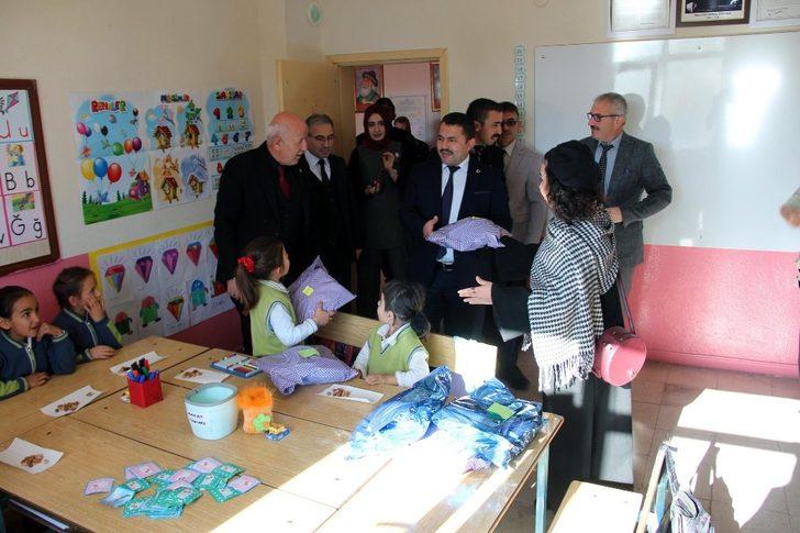 Gönül Bağı Etkinlikler Kapsamında Öğrencilere Kışlık Kıyafet Hediye Edildi G1