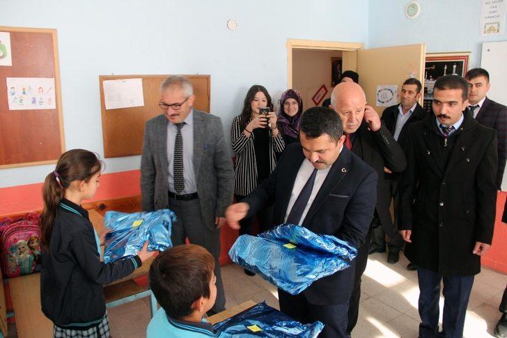 Gönül Bağı Etkinlikler Kapsamında Öğrencilere Kışlık Kıyafet Hediye Edildi G3