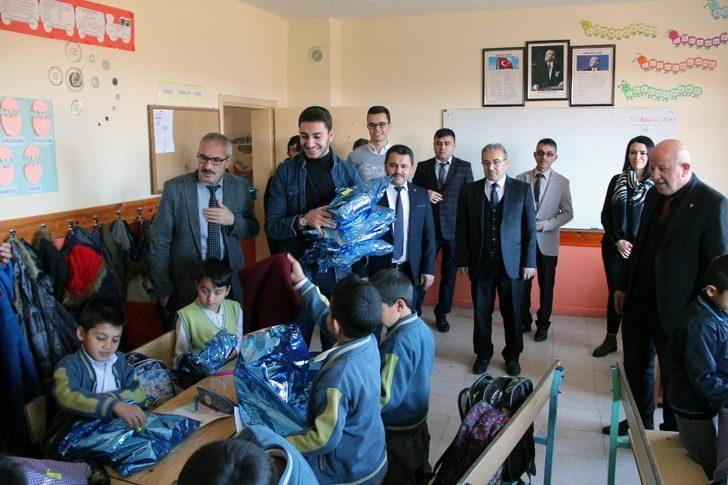 Gönül Bağı Etkinlikler Kapsamında Öğrencilere Kışlık Kıyafet Hediye Edildi G4