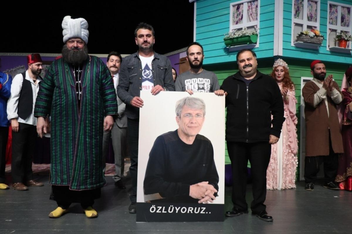 7 Kocalı H&uuml;rm&uuml;z tiyatro severlerden tam not aldı