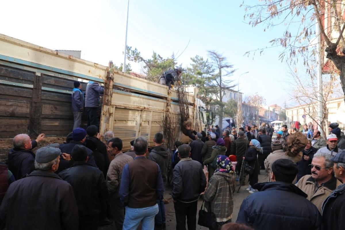 Sivrihisar&rsquo;da &lsquo;Fidanlar Fidanla B&uuml;y&uuml;yor&rsquo; projesi