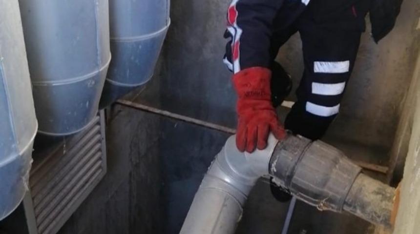 Havalandırma boşluğuna d&uuml;şen kedi kurtarıldı