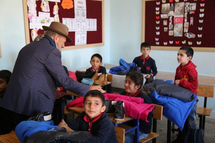 Tunceli’de 150 öğrenciye mont ve bot hediye edildi G4