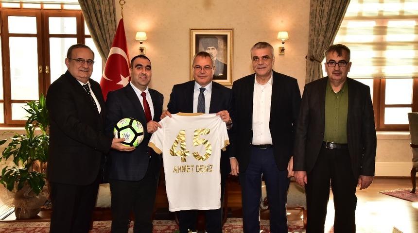 Akhisarspor yeni y&ouml;netiminden Vali Deniz&rsquo;e ziyaret