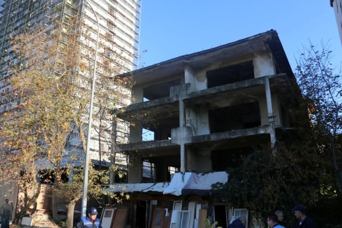 Kartal&rsquo;da &ccedil;evreyi tehdit eden metruk yapıların yıkımına devam ediliyor