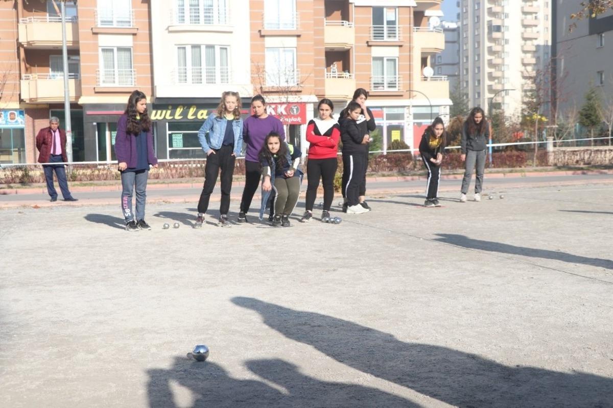 Bocce&rsquo;de kupalar sahiplerini bulmaya devam ediyor