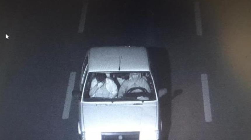 TEM'de ilgin&ccedil; olay! Kaza s&uuml;s&uuml; verip &ccedil;arptılar, darp ettiler ve...