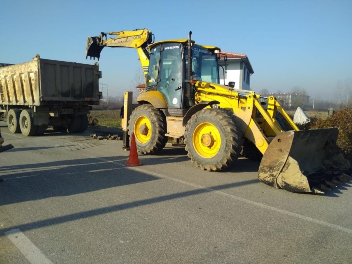 D&uuml;zce Belediyesinin yama &ccedil;alışmaları devam ediyor