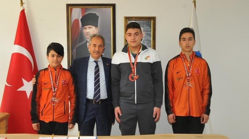 Başkan Akkaya&rsquo;dan şampiyon sporculara altın